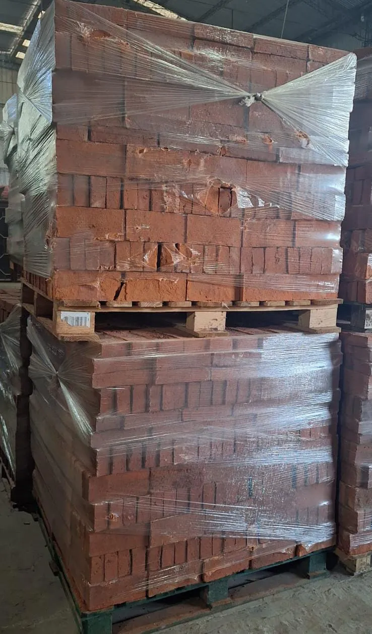 Palets de ladrillos comunes para construcción